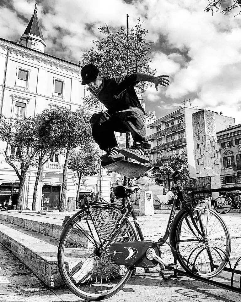Poster della sessione video East Side, in arrivo